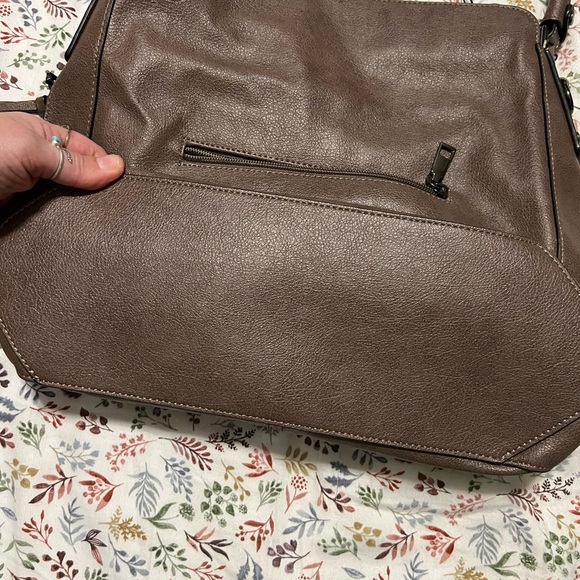 Chic Brown Leather Shoulder Bag - Picture 3 of 10